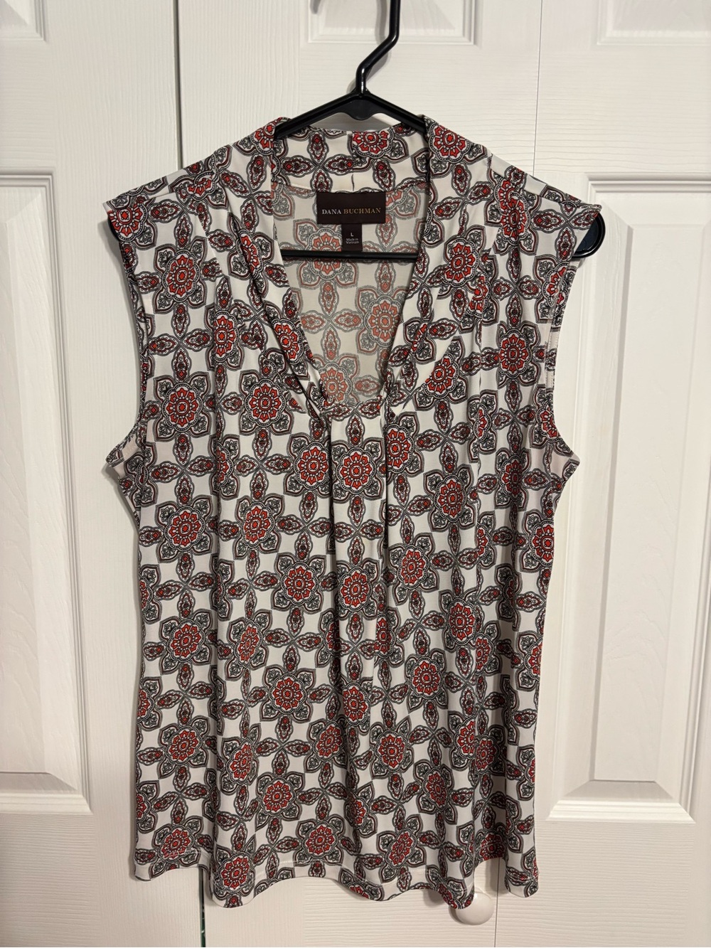 Dana Buchman White Floral Geometric Sleeveless V-Neck Top